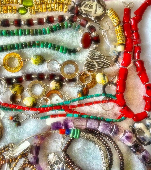 Quels types de bijoux conviennent pour accentuer un chemisier à col mandarin?