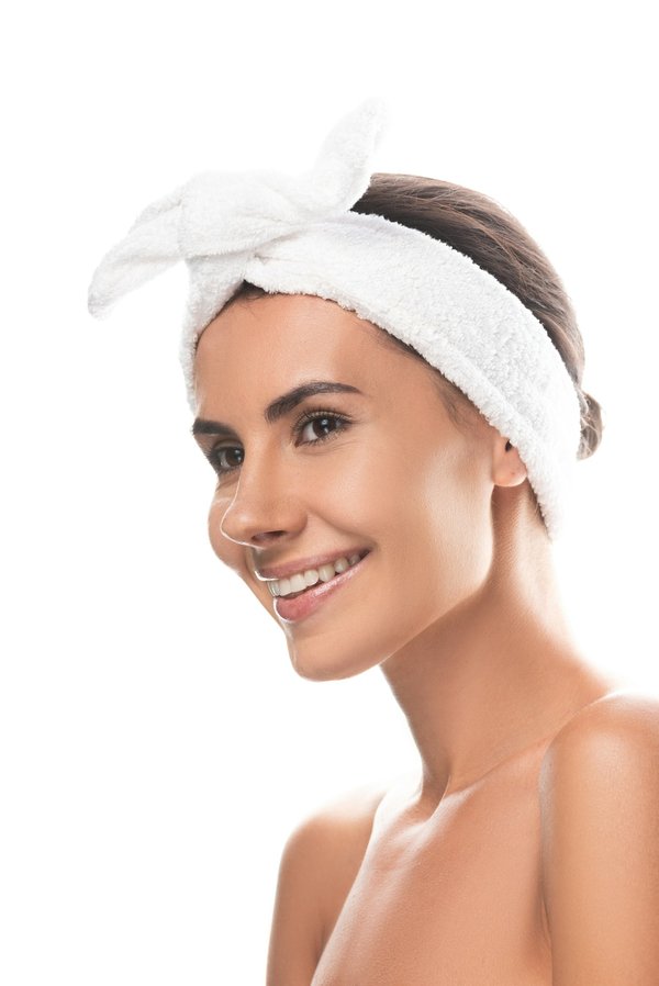 Bandeau cheveux : comment le porter avec élégance et style ?