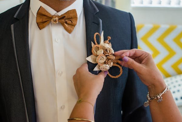 Explorez nos élégants nœuds papillon en bois sur mesure à prix réduits